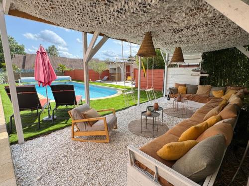 Πισίνα στο ή κοντά στο Chambre double dans villa avec piscine salle de bains privée