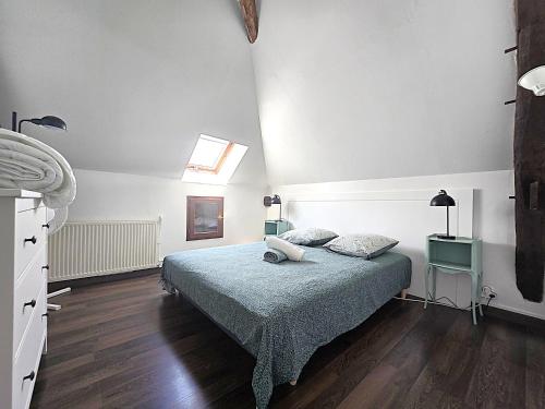 Ένα ή περισσότερα κρεβάτια σε δωμάτιο στο Magnifique villa en pierres au cœur de Saint Antonin Noble Val - Piscine et jardin privés -10 personnes