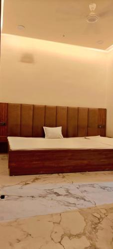 a large bed in a room with at Abhiraj Guest House in Mathura