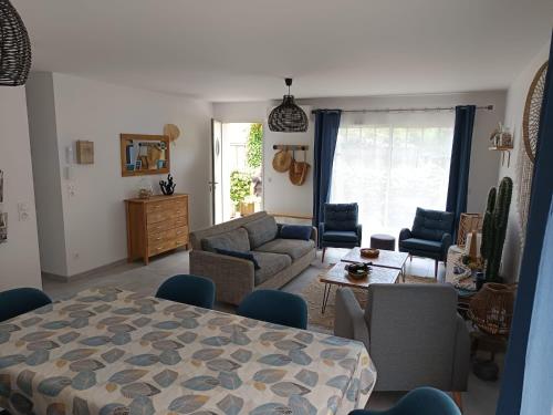 un salon avec un lit, un canapé et une table dans l'établissement La Maison de Nini, à Andernos-les-Bains