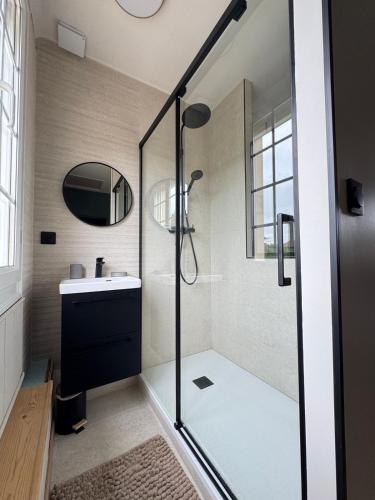 une salle de bain avec douche et lavabo dans l'établissement Chambre 25m2 petit déjeuner en option, à Roézé-sur-Sarthe