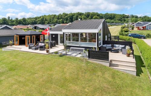 an overhead view of a house with a lawn at Amazing Home In Sjølund With Kitchen in Sjølund