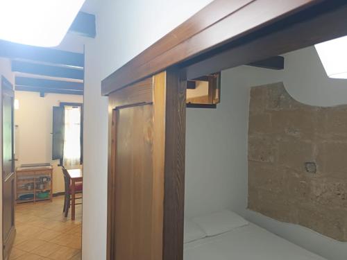 a living room with a wooden beam on the wall at Petit Buragna in Alghero