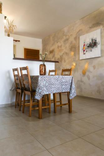Гостиная зона в Poolside Family Comfort Suite