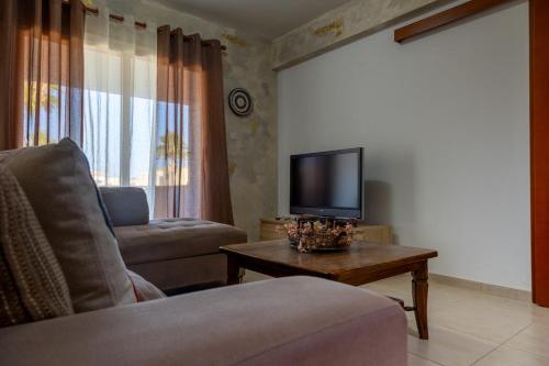 Телевизор и/или развлекательный центр в Poolside Family Comfort Suite