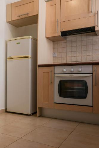 Кухня или мини-кухня в Poolside Family Comfort Suite

