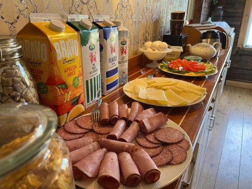 インの敷地内または近くでの食事または食べ物