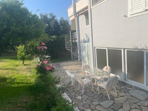 Κήπος έξω από το Villa Fay