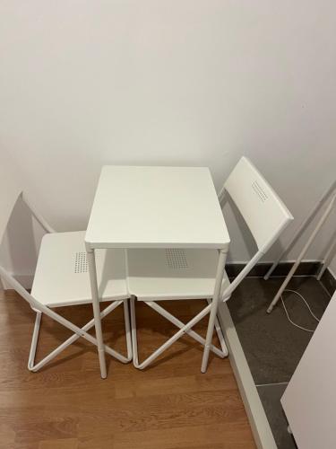 Photo de la galerie de l'établissement Studio -4 PERSONNES, à Marseille