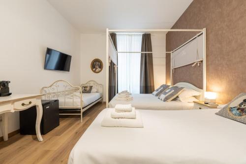 Una cama o camas en una habitación de Popolo & Flaminio Rooms