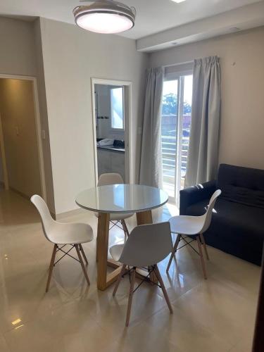 een woonkamer met een tafel, stoelen en een bank bij Apartamento AVITA - Centro in San Miguel de Tucumán