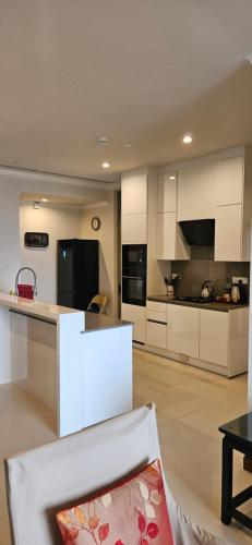 Una cocina o cocineta en Eden Heights by Property Boutique
