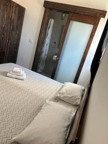 a bedroom with a bed with a mirror at Penthouse no 8 in Il-Ħamra