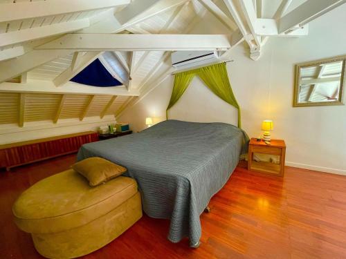 Una cama o camas en una habitación de Beautiful apartment with Orient Bay Beach view