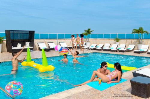eine Gruppe von Menschen im Swimmingpool eines Resorts in der Unterkunft Hotel Cartagena Plaza in Cartagena de Indias