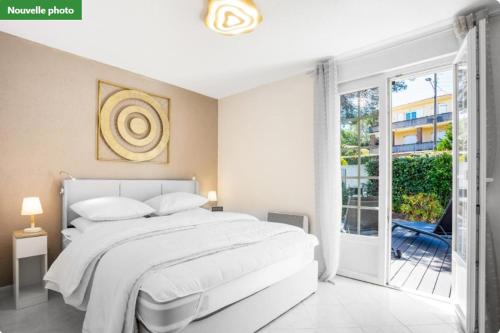 Giường trong phòng chung tại Le Charme bleu d'Azur