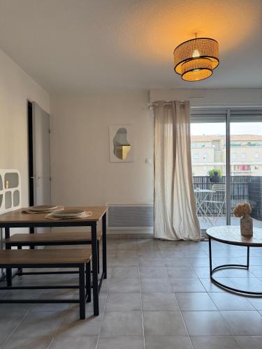 un salon avec une table et une salle à manger dans l'établissement Magnifique appartement proche des quais, à Sète