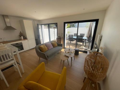 un salon avec un canapé et une table dans l'établissement Maison 2 ch proche plages Anglet, à Anglet