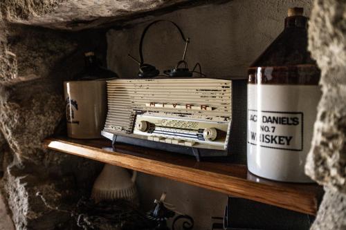 an old radio sitting on a shelf in a cave at Nella Sardegna più autentica, Lollovers in Lollove