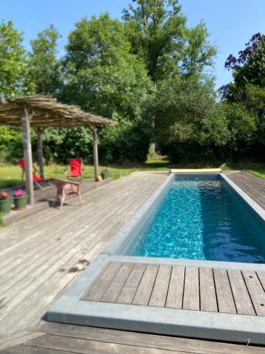 - une piscine sur une terrasse en bois avec un kiosque dans l'établissement La serre, à Bard-lès-Époisses