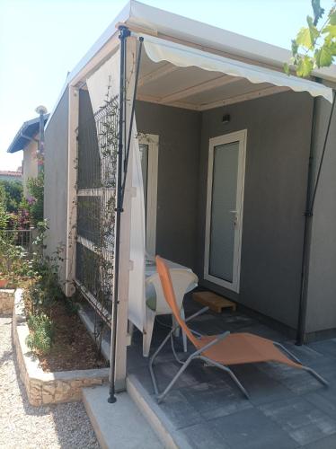 Quiet bungalow for two