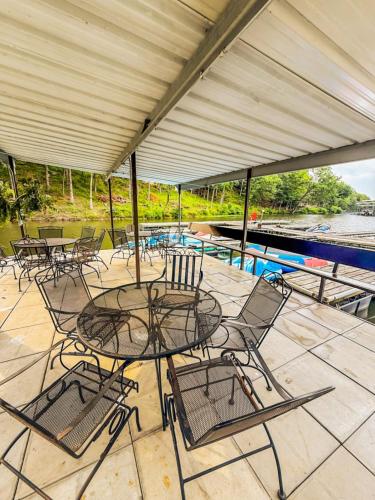Lakefront Treetop Village 3bd3badeckpool-6ppの敷地内または近くにあるプール