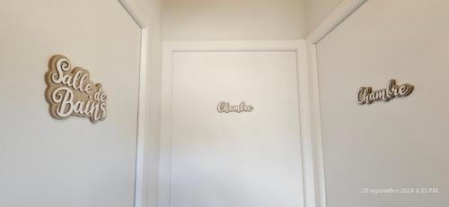a room with two doors with the words calling the twins at Proche Lorient Maison - Piscine- Golf in Quéven