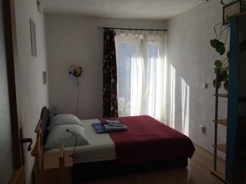 a bedroom with a bed and a window at Apartments Villa More in Makarska