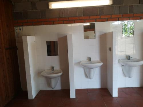 a bathroom with two sinks and two toilets at Nuraghe Ruiu Villaggio Tende Attrezzate in Norbello