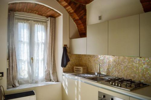 a kitchen with a sink and a window at La casetta di Sonia in Sarnico