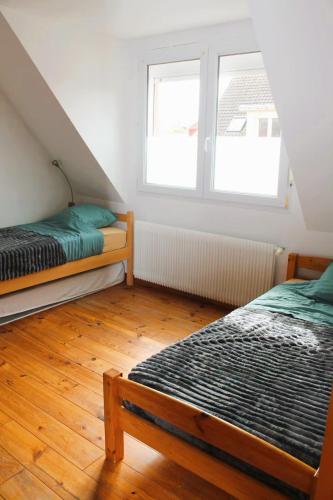une chambre avec deux lits et une fenêtre dans l'établissement vacation home in Portel ou maison de vacances au Portel, à Le Portel