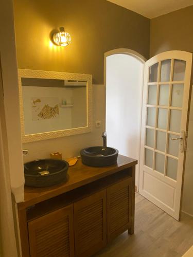 - une salle de bains avec deux lavabos au-dessus d'un comptoir dans l'établissement Rez-de-jardin villa provençale vue mer, à Marseille