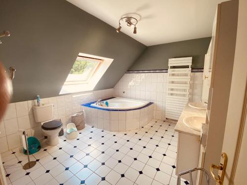 un baño con bañera y lavabo en Villa des Pins Hardelot, en Neufchâtel-Hardelot