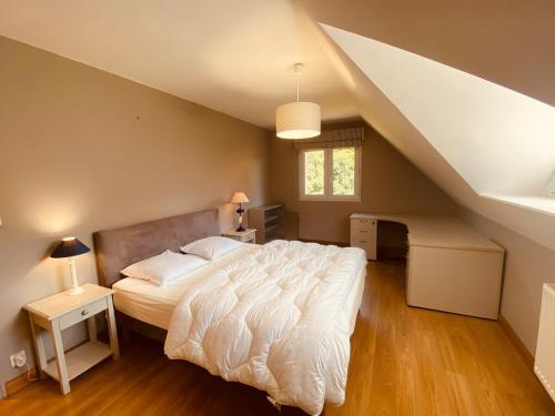 1 dormitorio con 1 cama blanca grande en el ático en Villa des Pins Hardelot, en Neufchâtel-Hardelot