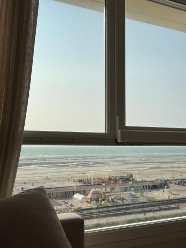 - une vue sur l'aéroport depuis une fenêtre dans l'établissement Le plein ciel et mer, à Le Touquet-Paris-Plage