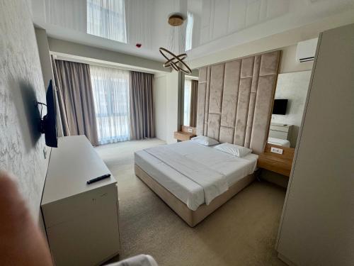 a bedroom with a bed and a ceiling fan at Beach Vibe Hotel Mamaia Nord in Mamaia Nord