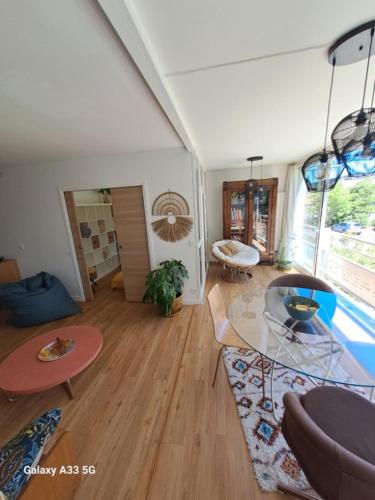 un salon avec une table en verre et des chaises dans l'établissement Arcachon Marine, à Arcachon