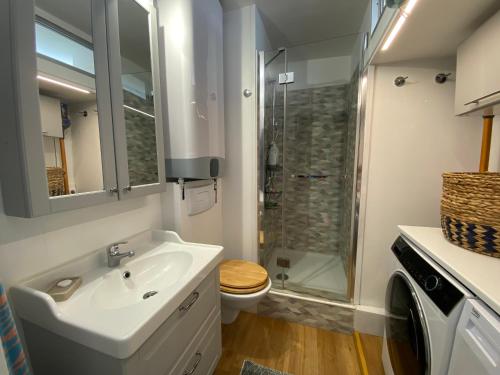 une salle de bain avec un lavabo, une douche et des toilettes dans l'établissement Arcachon Marine, à Arcachon