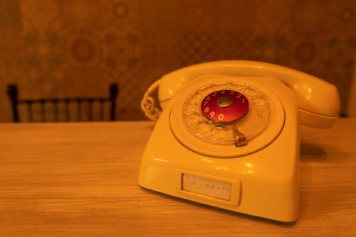 a white phone sitting on top of a table at Na Hotel in San Cristóbal de Las Casas