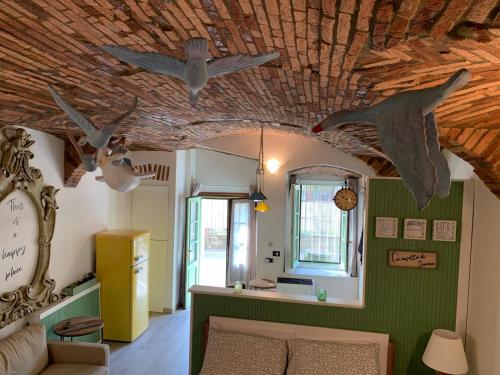 a living room with birds on the ceiling at La casetta di Sonia in Sarnico