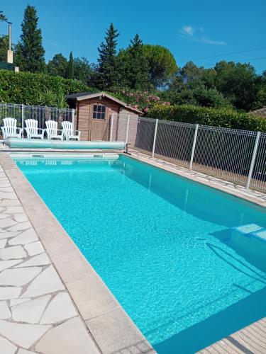 une piscine avec des chaises et une clôture dans l'établissement Appartement avec piscine au calme, à Grasse