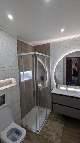 a bathroom with a shower and a toilet and a sink at Praia da Rocha Apartamento Costa Azul in Portimão