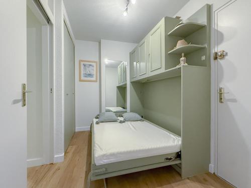 Cette petite chambre comprend un lit et une armoire. dans l'établissement Sol-y-Days Escale Studio face Mer, à La Grande Motte