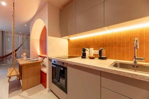 une cuisine avec un évier et un plan de travail dans l'établissement Wellness Suite - Sauna & Spa - BaliRoom, à Château-Thierry