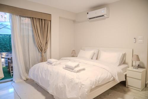 Ένα ή περισσότερα κρεβάτια σε δωμάτιο στο Modern 2BR - Private Garden Nook