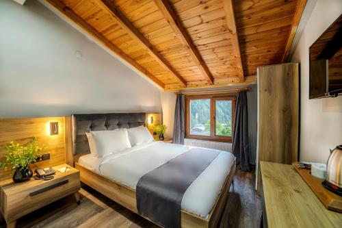 Un pat sau paturi într-o cameră la Ayder Palazzo Resort