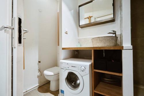 a small bathroom with a washing machine and a sink at Hôtel-particulier - T2 - lumineux in La Madeleine