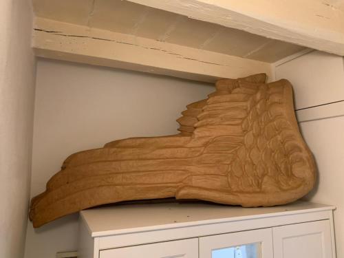 a piece of wood sitting on top of a cabinet at La casetta di Sonia in Sarnico