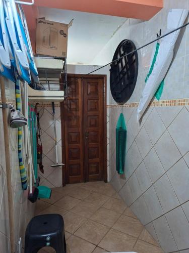 a bathroom with a door and a room with umbrellas at Apê confortável, com Alexa. Ótima localização in Ilhéus