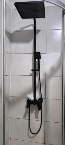 a shower with a black shower at Casa de Andréa in Santo António